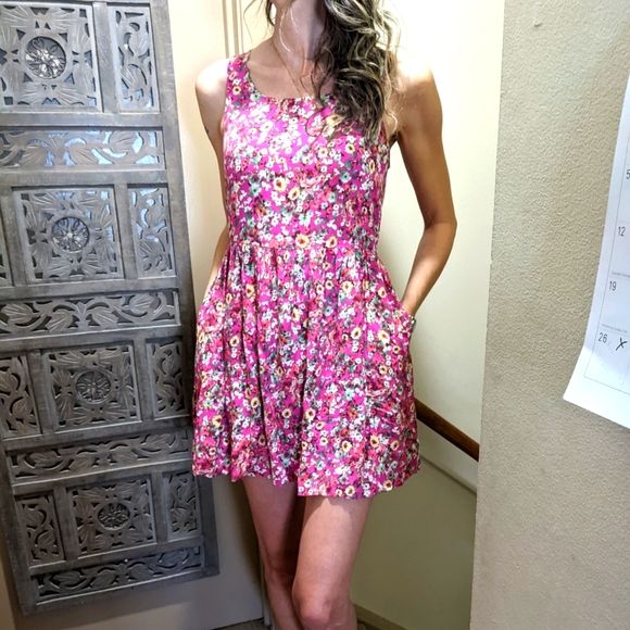 Floral Dress with Pockets 🩵 Detail on Back 😍 - Picture 4 of 4